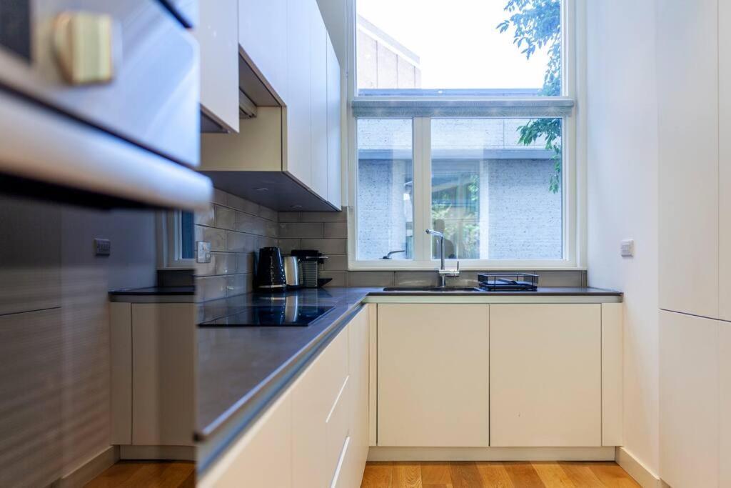 Stunning New 3 Bdr Duplex Wbalcony, East London Apartment Екстериор снимка