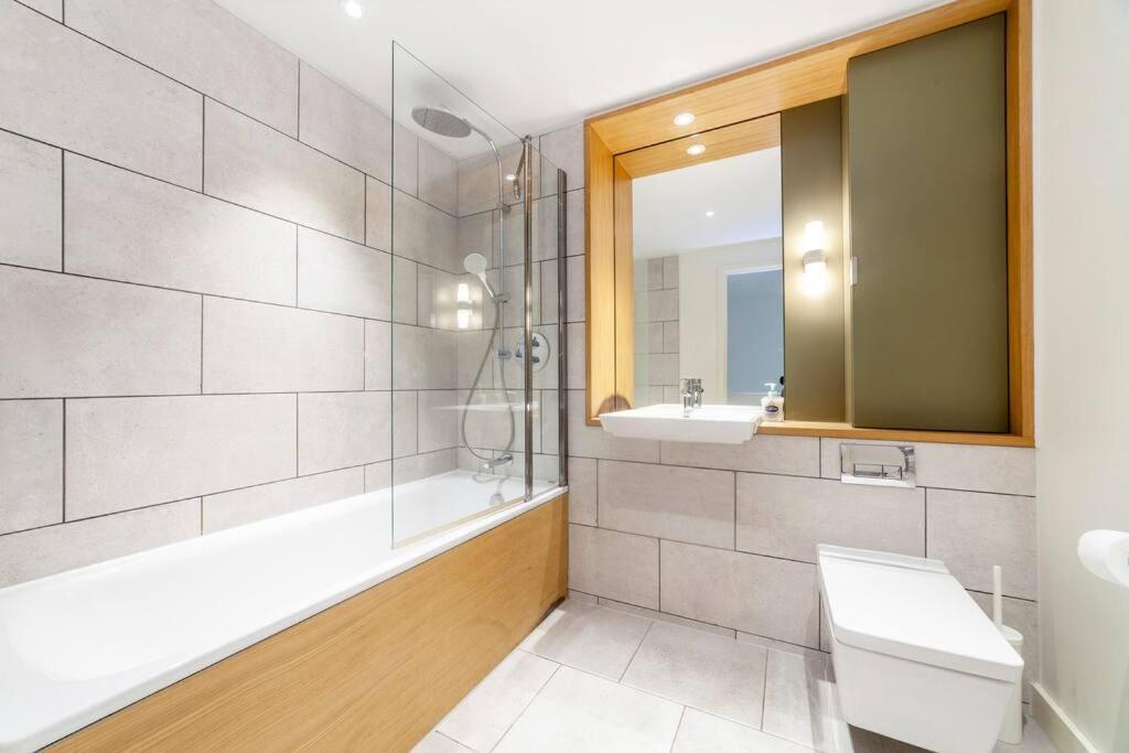 Stunning New 3 Bdr Duplex Wbalcony, East London Apartment Екстериор снимка