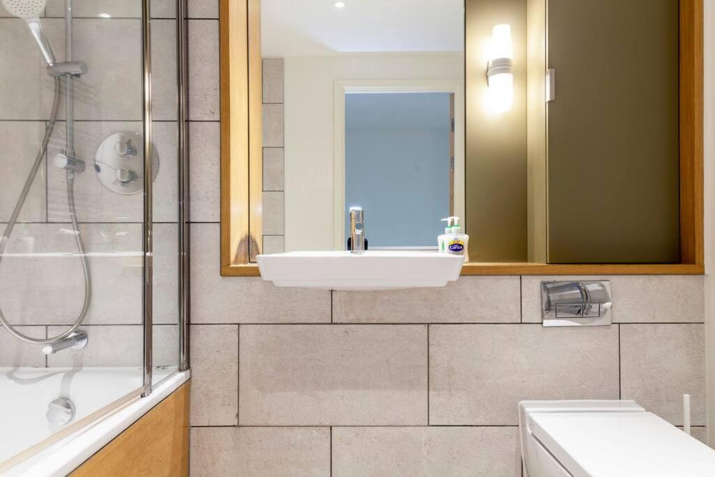Stunning New 3 Bdr Duplex Wbalcony, East London Apartment Екстериор снимка